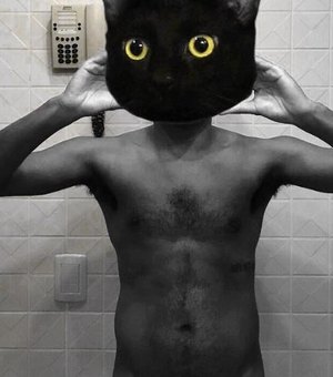Ator global posa nu, com máscara de gato preto, nesta sexta-feira 13