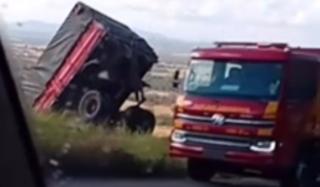 Carreta com carregamento de milho despenca na Serra das Pias em Palmeira dos Índios
