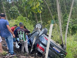 Carro capota em ribanceira e deixa vítima presas às ferragens São Luís do Quitunde