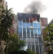 Biblioteca de Universidade pega fogo em Pernambuco
