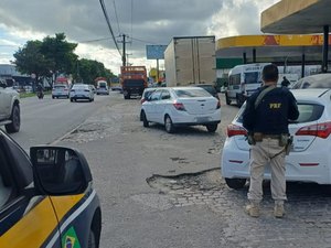 PRF prende homem com carro roubado e adulterado em Maceió