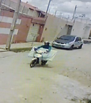 Câmeras flagram homem em moto com objetos furtados de residência no Nilo Coelho