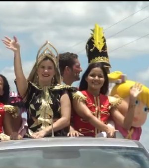 Prefeita fantasiada de ‘rainha dos baixinhos’ divide opiniões de internautas