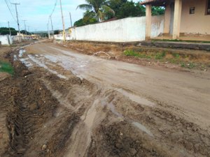 [Vídeo] Vazamento de água no bairro Bom Sucesso já dura 48 horas