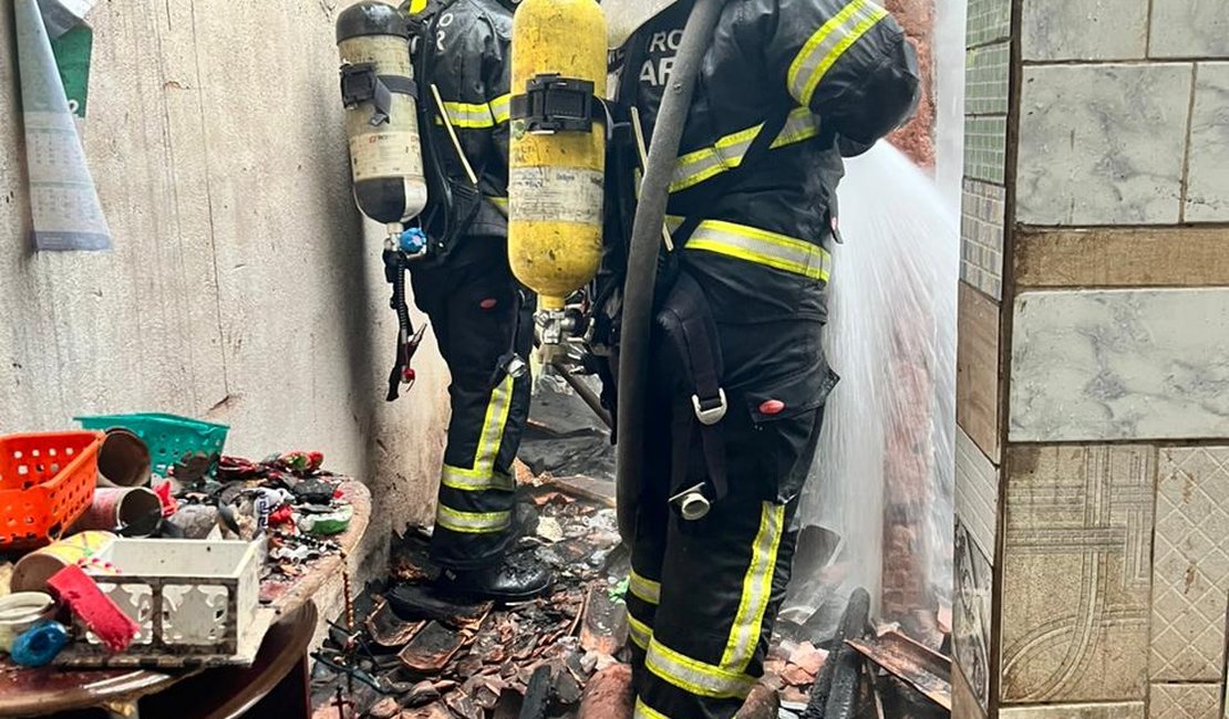 Incêndio atinge casa no bairro Chã da Jaqueira, em Maceió