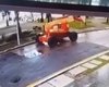 Trabalhador fica ferido após despencar de equipamento na orla da Ponta Verde