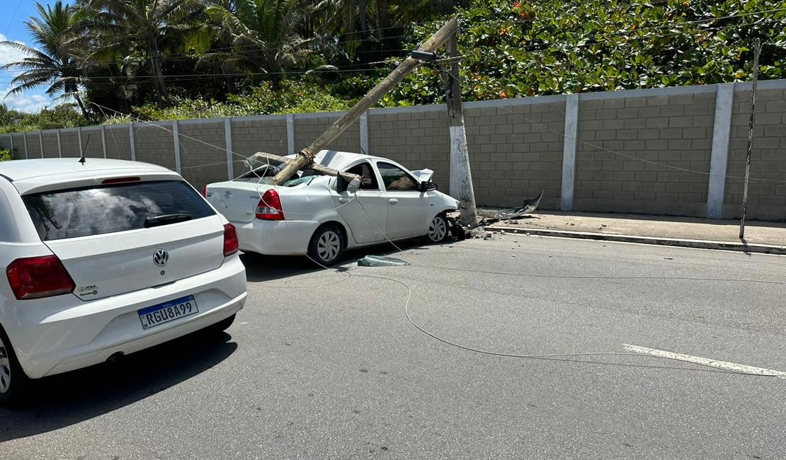 Colisão de carro em poste deixa vítima ferida no Pontal