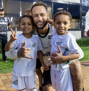 Gêmeos de Rodrygo posam com Neymar: 'Foram conhecer o tio Ney'