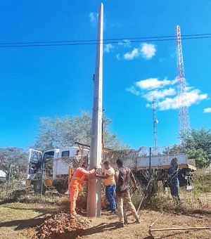 Prefeitura instala três postes e moderniza rede elétrica da UPA de Palmeira dos Índios