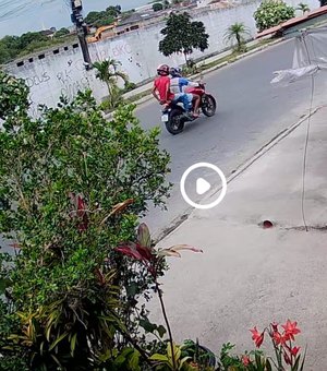 Dupla em moto vermelha é flagrada assaltando mulher na parte alta de Maceió