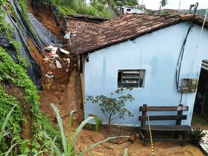 Chuva provoca deslizamentos de barreiras e alagamento de ruas no Recife