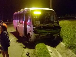Colisão entre carro e micro-ônibus deixa duas pessoas feridas na BR-104
