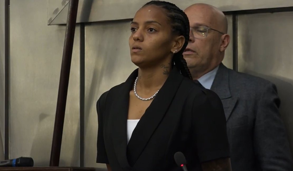 [Vídeo] Atacante alagoana Geyse Ferreira recebe Comenda Marta Vieira na Assembleia Legislativa