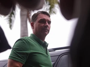 Após visitar Bolsonaro, Flávio confirma candidatura: 'Irreversível'