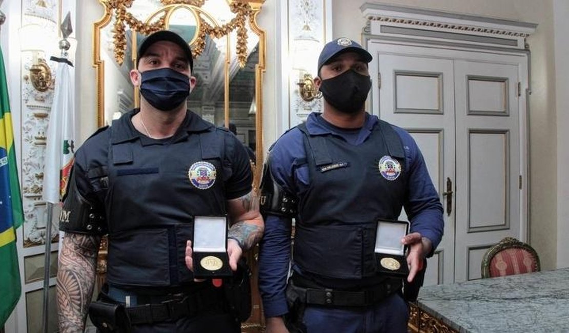 Guardas humilhados por desembargador recebem medalhas pela conduta exemplar