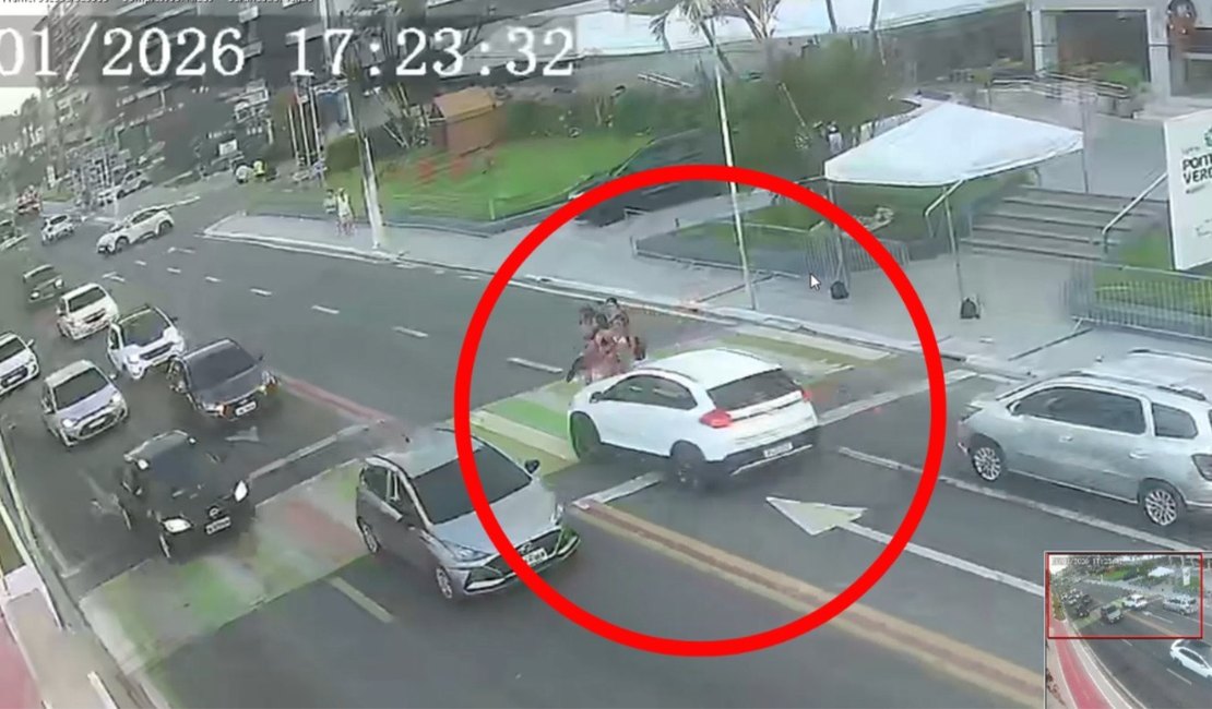 Carro em alta velocidade atropela vítimas em faixa de pedestres, na orla da Ponta verde, em Maceió
