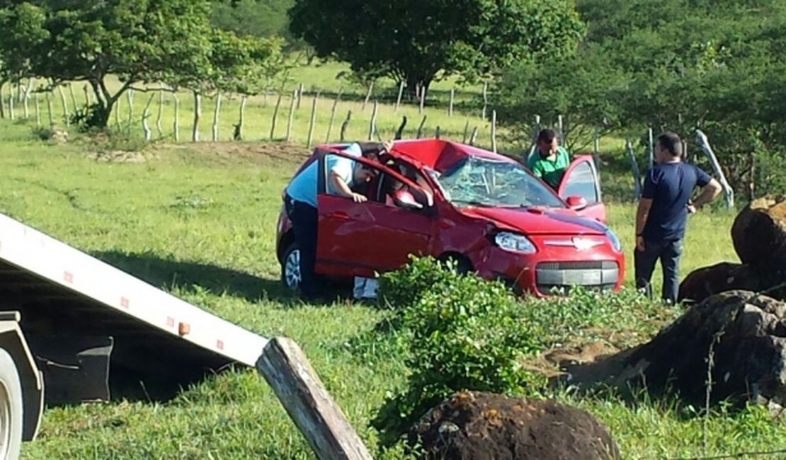 Motorista evita colisão frontal e capota veículo na AL-110