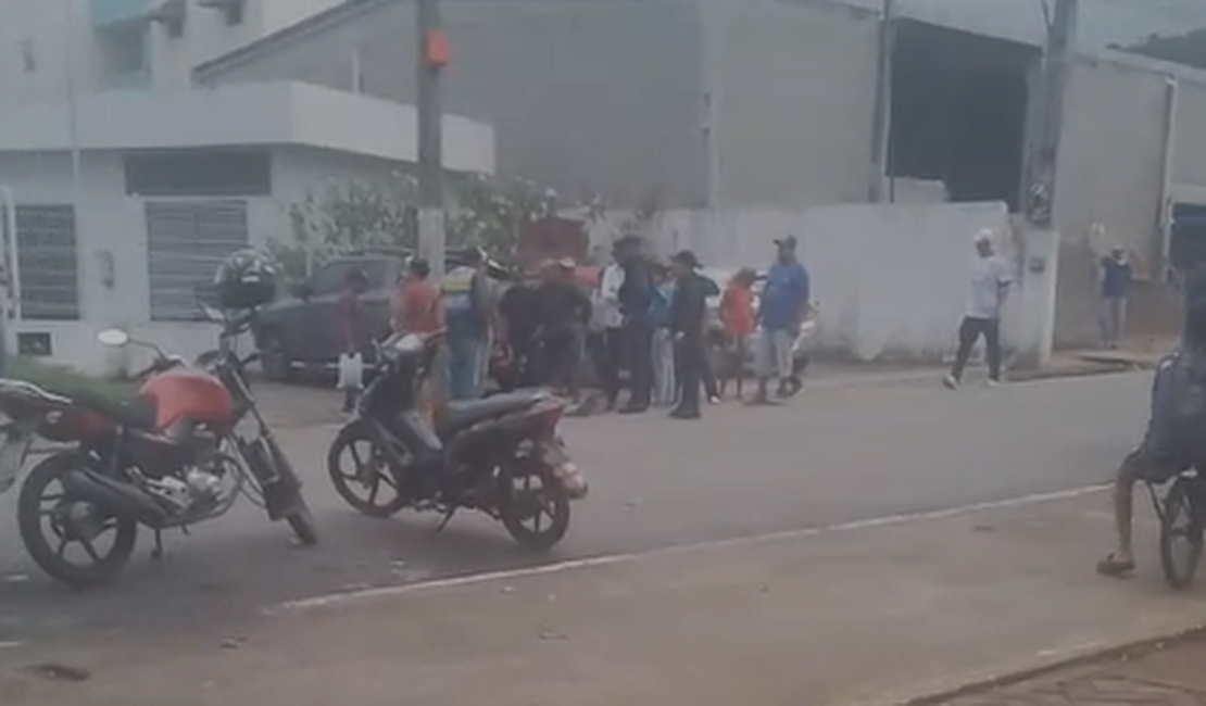 [Vídeo] Colisão entre carro e moto deixa uma pessoa ferida em Palmeira dos Índios