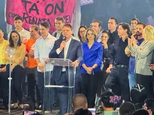 Tarcísio diz que ama Bolsonaro, defende legado e pede mais 4 anos