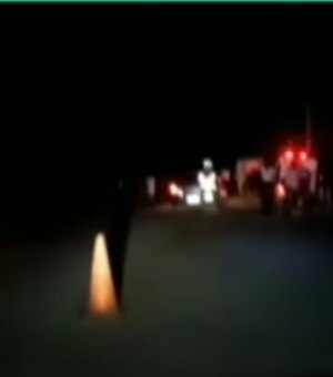 Carro colide em poste e deixa feridos em Porto de Pedras