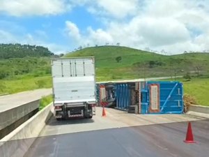 Caminhão canavieiro tomba e interdita faixa da BR-101 em Jequiá da Praia