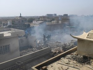 Avião comercial cai em área residencial de Karachi, no Paquistão