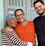 Secretaria da Juventude distribui cestas básicas para famílias carentes e chocolates em Lagoa da Canoa