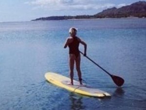 Ana Maria Braga posta foto de maiô praticando stand up paddle