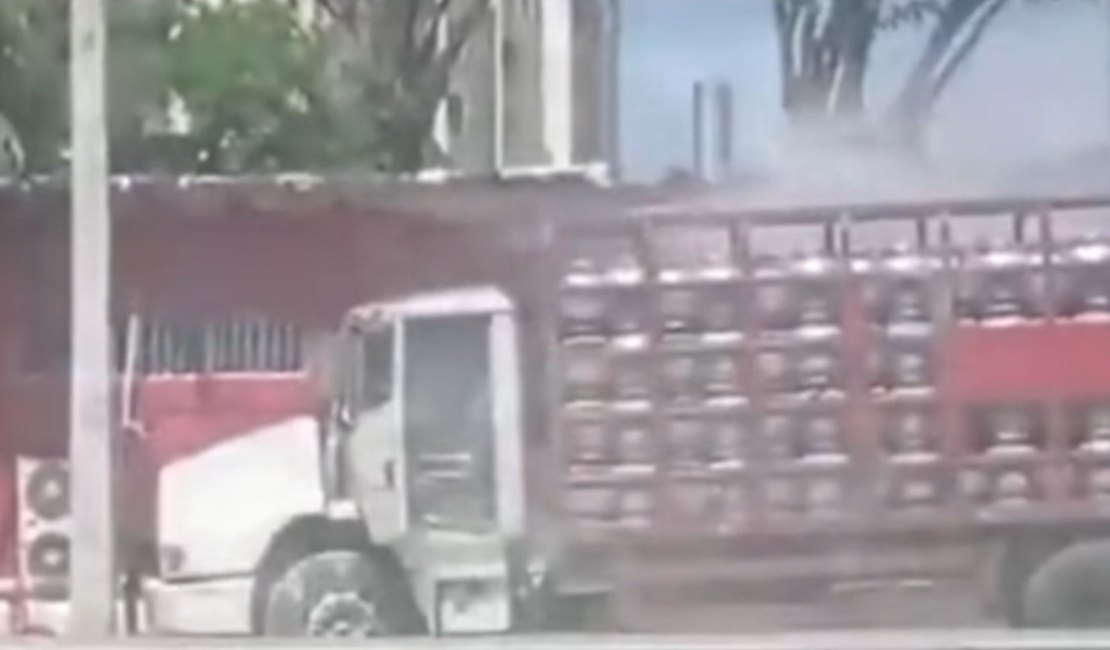 Caminhão que transportava botijões de gás pega fogo na Durval de Góes Monteiro