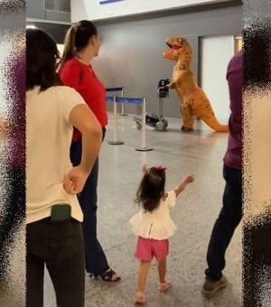 Vídeo: pai surpreende filhas fantasiado de dinossauro em aeroporto