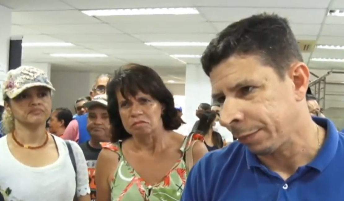 Agentes de saúde ocupam secretaria e Prefeitura garante implantação de piso