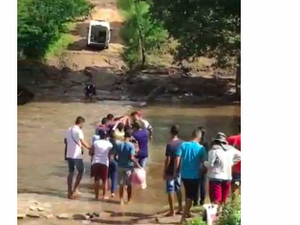 [Vídeo] Ilhados, moradores da zona rural de Olho d`Água Grande precisam carregar idosa pelo rio para receber socorro