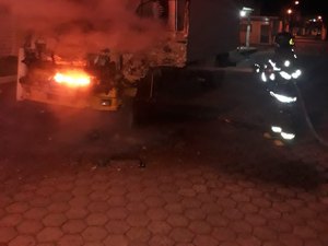 Caminhão baú incendeia durante a madrugada na Ponta Grossa