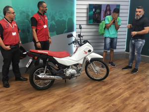 [Vídeo] Em programa de TV, entregador zoado por ex-miss ganha moto e CNH e chora