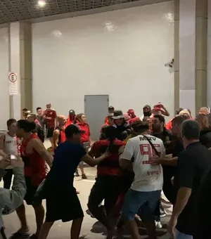 Flamengo desembarca no Rio sob protesto e confusão após eliminação na Libertadores