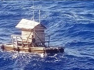 Jovem sobrevive um mês e meio no oceano