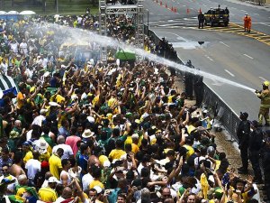 Seguranças da presidência usam spray de pimenta em confusão na posse
