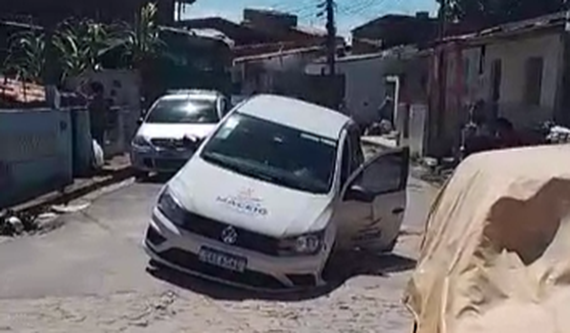 Buraco abre em rua e carro da prefeitura acaba caindo