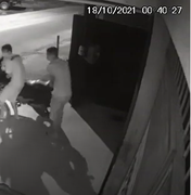 [Vídeo] Dois adolescentes furtam motocicleta estacionada na calçada em avenida de Penedo