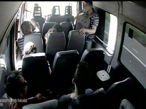 Vídeo mostra assaltante com uma faca roubando passageiros de Van que saiu de Maceió 