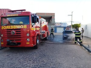 [Vídeo] Após discussão com esposa, homem ateia fogo no próprio veículo