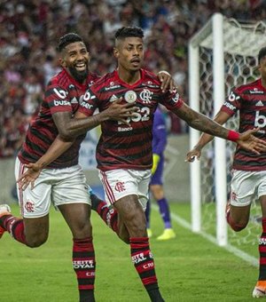 Zagueiro e atacante do Flamengo treinam integralmente com o grupo no Ninho