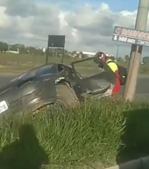 Carro cai em canteiro após ser atingido por carreta em Rio Largo