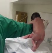 Bebê 'sai andando' logo após o parto e vídeo viraliza; pediatra explica a cena