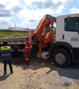 Caminhão é flagrado descartando ilegalmente material em terreno 