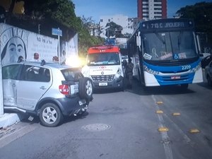Acidente entre carro e ônibus deixa trânsito lento na Ladeira Geraldo Melo 