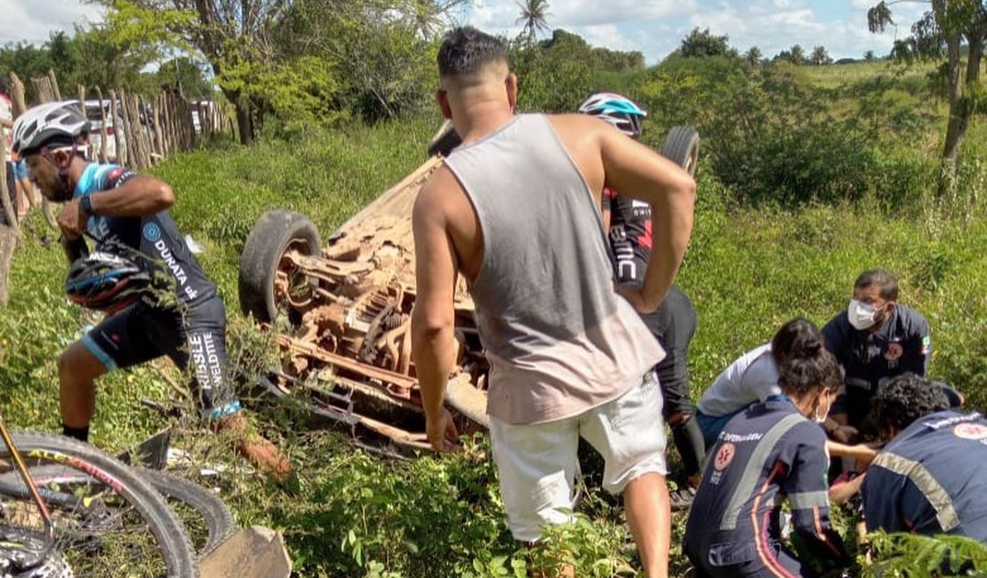 Condutor perde controle, capota e atropela ciclistas na AL-115, em Arapiraca