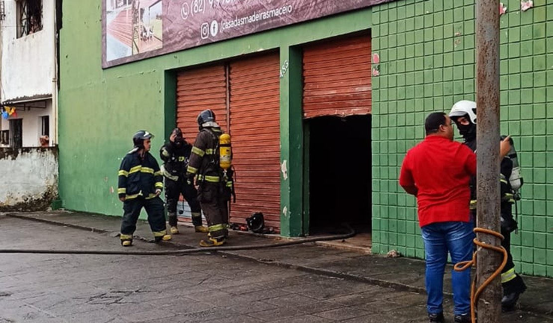 Loja de madeiras pega fogo no bairro da Levada, em Maceió 