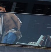 Liam Payne, do One Direction, relaxa na sacada de hotel