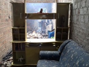Casa de suspeitos de homicídio é destruída pelo fogo